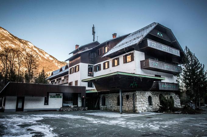 Že desetletje zaprti hotel Zlatorog v lasti Zmaga Pačnika, ki so ga vandali do danes že izropali, je simbol propada bohinjskega hotelskega turizma. | Foto: Vid Ponikvar