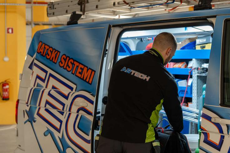 Za brezhibno delovanje in dolgo življenjsko dobo klimatske naprave izberite preverjene strokovnjake. Astech ima največjo ekipo certificiranih serviserjev v Sloveniji, ki uporabljajo okolju prijazne materiale in poskrbijo za vsak detajl. | Foto: GO4Digit Gal Pavel Pazlar / Astech d.o.o.