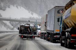 Slovenijo je zajelo močno sneženje, ponekod bo zapadlo do pol metra snega