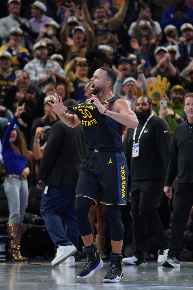 Stephen Curry si je po imenitni predstavi v zadnjih minutah srečanja proti Dallasu dal duška. | Foto: Reuters