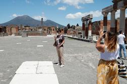 Turistka je v argeološkem najdišču Pompeji preplezala antično stavbo. Grozi ji do tri tisoč evrov kazni.