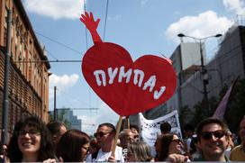 Protestniki pred poslopjem srbske vlade v Beogradu