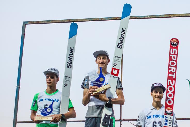 Slovenci so odlično odprli poletno sezono. Zmagovalcu Petru Prevcu se je na odru za zmagovalce pridružil Rok Justin, ki je zaostal le 0,7 točke, tretji je bil Avstrijec Clemens Aigner. | Foto: Grega Valančič / Sportida