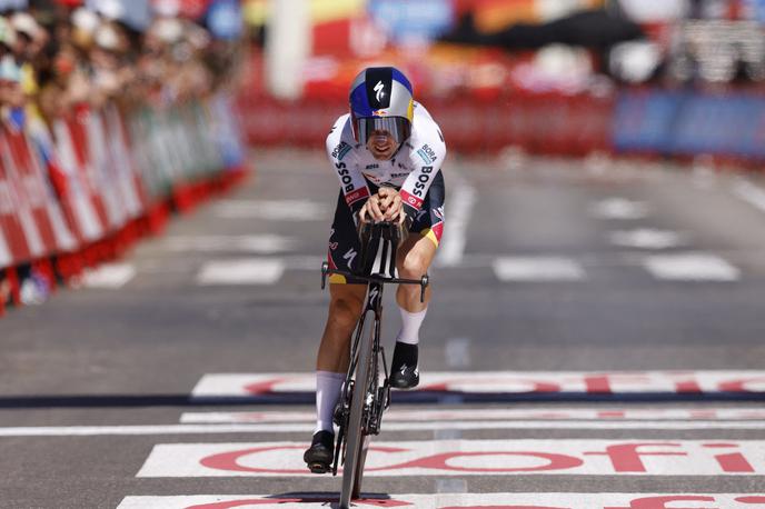 Primož Roglič, Vuelta 2026 | "Danes je bil Enric neverjeten, lahko mu samo čestitam," je španskemu tekmecu, ki je izgubo proti Slovencu v vožnji na čas omejil na 33 sekund, športno čestital Primož Roglič.  | Foto Reuters