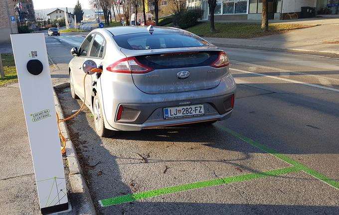 V večjih mestih okrog Ljubljane so polnilnice tudi tipa "priključi in polni", tako da aktivacija ni potrebna. To sicer ne velja za vse polnilnice. V povprečju mora imeti lastnik Petrolovo kartico elektromobilnosti in biti prijavljen v sistem Elektro Ljubljana. | Foto: Gregor Pavšič