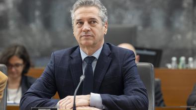 Golob: Lokaciji za azilna domova je predlagala policija