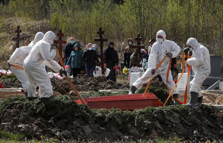 V Rusiji je do danes umrlo več kot dva tisoč ljudi. | Foto: Reuters