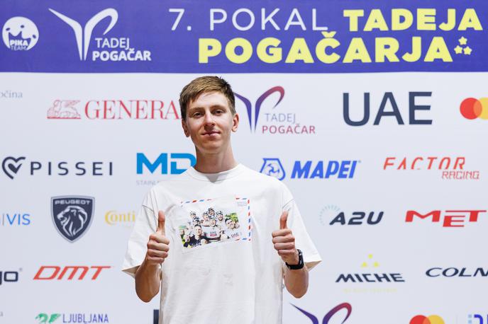Tadej Pogačar Komenda | Tadej Pogačar se je vrnil v Slovenijo. Namesto sprejema so letos druženje z navijači in novinarji organizirali v sklopu dirke v Komendi. | Foto Grega Valančič