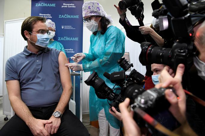 Marek Krajči | Kritiki odstopljenemu ministru Mareku Krajčiku očitajo, da je kot minister izkoristil pandemijo za omejevanje pravice do umetne prekinitve nosečnosti in zamenjal izkušene direktorje bolnišnic s strankarskimi kadri. | Foto Reuters
