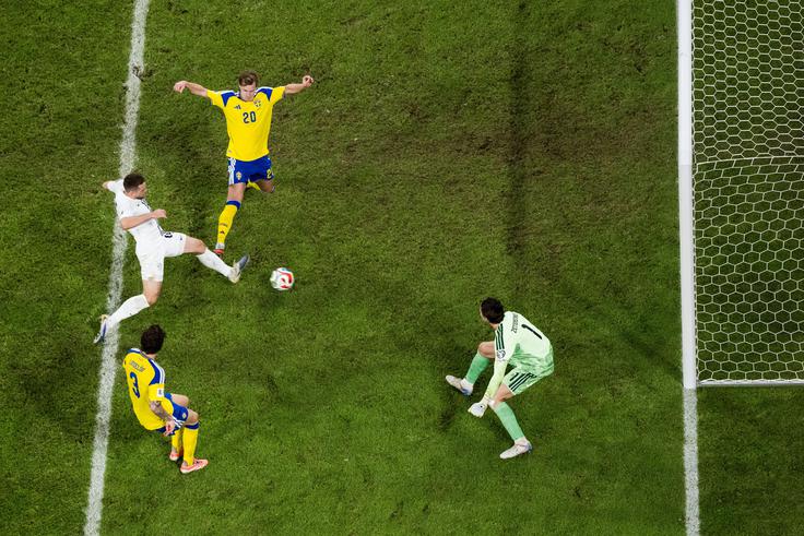 Timi Max Elšnik je takole potisnil žogo v gol in končal štiri tekme in pol dolg strelski post Slovenije. | Foto: Guliverimage