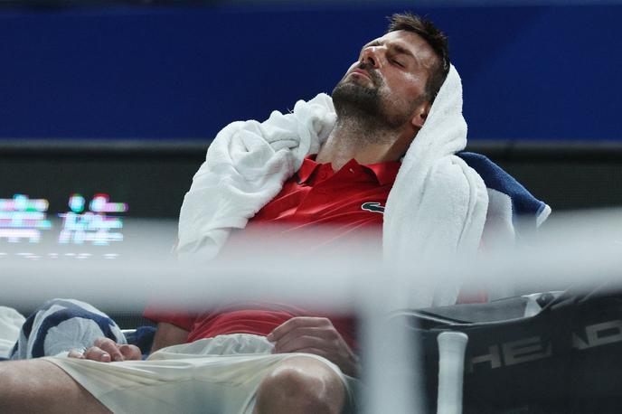 Novak Đoković | Novak Đoković je po izgubljenem drugem nizu obležal na igrišču in se ob robu komaj spravil k sebi. | Foto Reuters