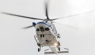 Težje poškodbe starejše ženske ob pristajanju helikopterja