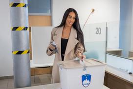 Premier Robert Golob in Tina Gaber Golob na predčasnem glasovanju pred referendumom o zakonu o pomoči pri prostovoljnem končanju življenja.