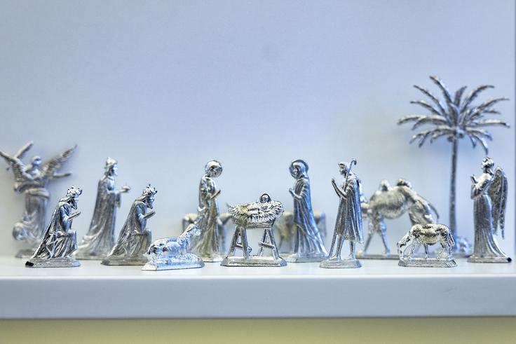 Doblehar pojasnjuje, da jaslice postavljajo tudi ljudje, ki "niso verni oz. povezani s cerkvijo, in to je tudi dokaz, da so jaslice prerasle ozek religijski okvir". | Foto: Ana Kovač