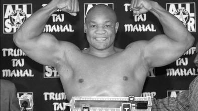Umrl je sloviti boksar George Foreman