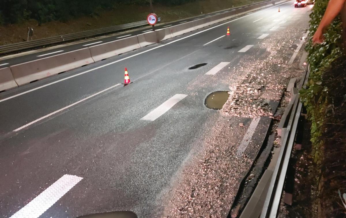 Ljubljanska obvoznica | Vozišče severne ljubljanske obvoznice je v torek zvečer v hudem neurju poškodoval vdor vode iz odvodnega kanala pod cestiščem. | Foto promet.si