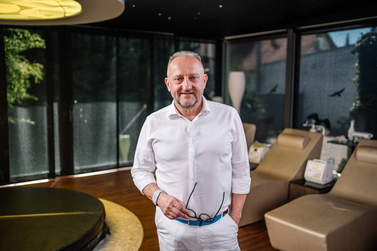 Dr. Trampuš je vodilni hrvaški implantolog, ki letno opravi 600 implantoloških posegov in več kot 300 kirurških intervencij All-on-4. Prvi na Hrvaškem je začel nameščati proteze All-on-4, zigomatične implantate in subperiostalne implantate. Gre za vsadke, ki omogočajo vstavitev fiksne proteze osebi, ki je povsem brezzoba ali ima pomanjkljivo čeljustno kost. V njegovi ordinaciji je bilo že več tisoč slovenskih pacientov. | Foto: ORTOIMPLANT DENTAL SPA