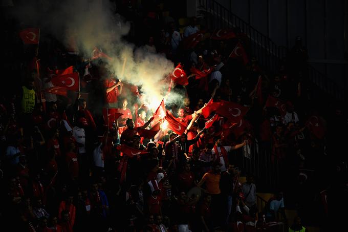 Turški navijači so poskrbeli za pirotehnične vložke. | Foto: 
