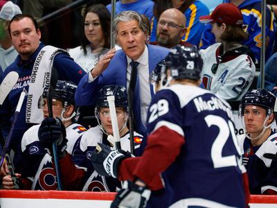 Trenerja Colorada plošček zadel v glavo #video