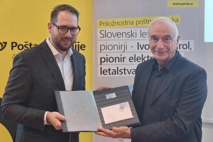 Boscarol znamka | Boscarolu je prvo znamko z njegovo podobo izročil Matej Raspet iz Pošte Slovenije. | Foto Pošta Slovenije