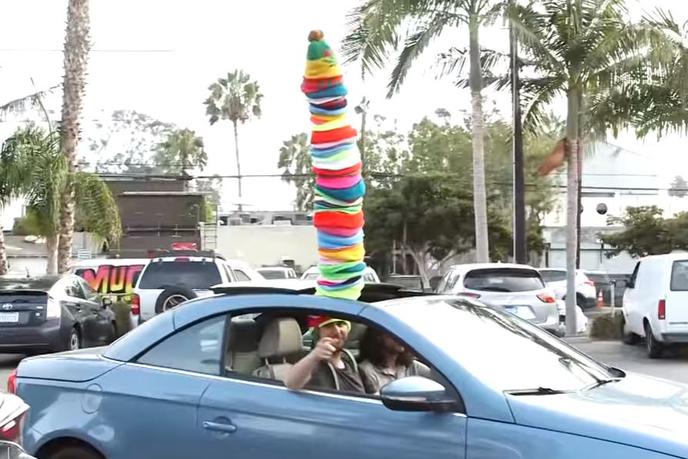Na glavi nosil sto kap in postal internetna senzacija #foto #video