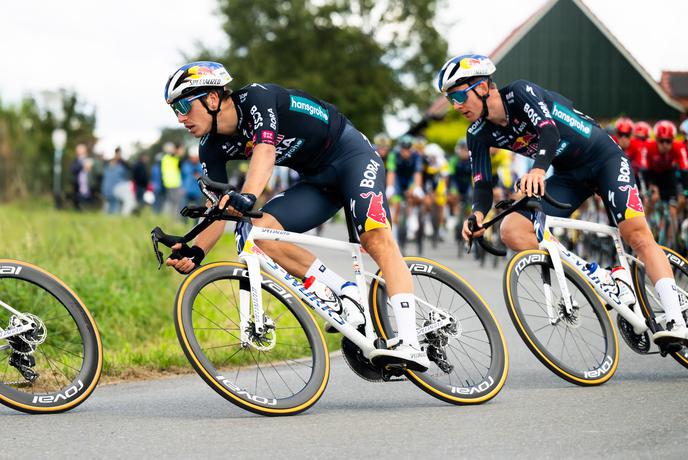 Kolesarji padali kot domine, odstop treh iz Rogličeve ekipe #video