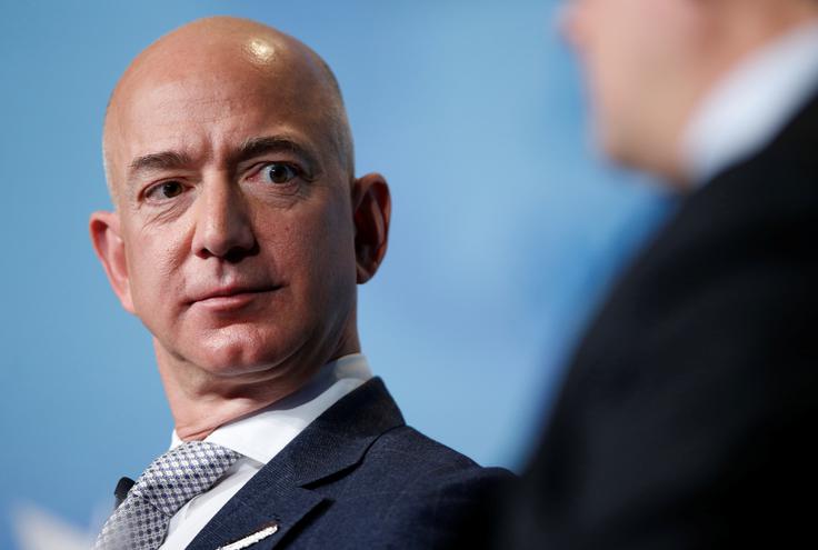 Ustanovitelj spletnega trgovca Amazon.com je Jeff Bezos, tretji najbogatejši človek na svetu. Kliknite na fotografijo in preberite zgodbo o tem, kako je zgradil svoj imperij. | Foto: Reuters
