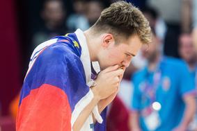 Luka Dončić bi rad, a ne bo mogel pomagati. Sedel bo le ob parketu.
