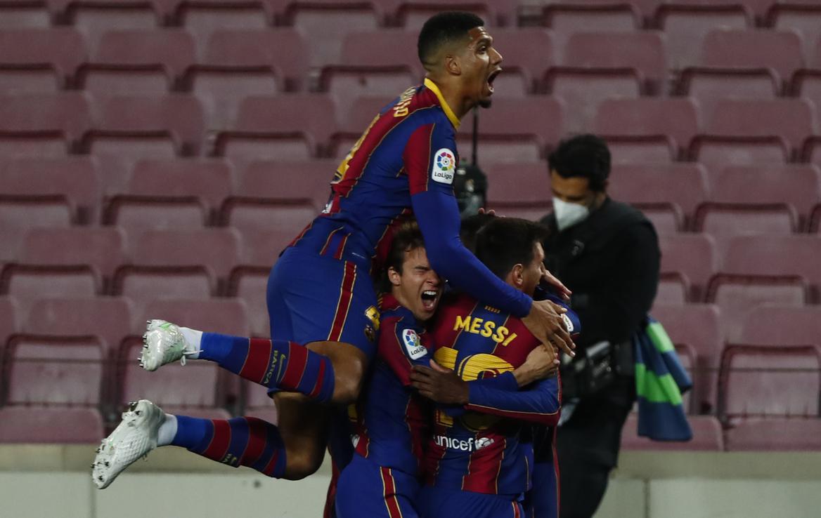 Barcelona | Veliko veselje nogometašev Barcelone po golu Ousmana Dembeleja v zadnji minuti rednega dela tekme proti Valladolidu. | Foto Guliverimage