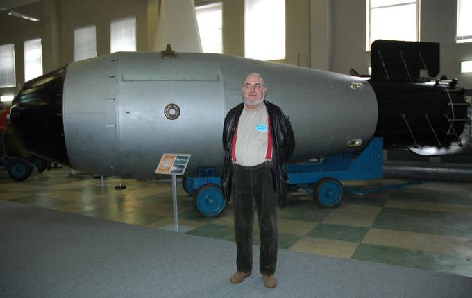Carska bomba oziroma Veliki Ivan, zraven oseba za primerjavo velikosti. | Foto: Thomas Hilmes/Wikimedia Commons