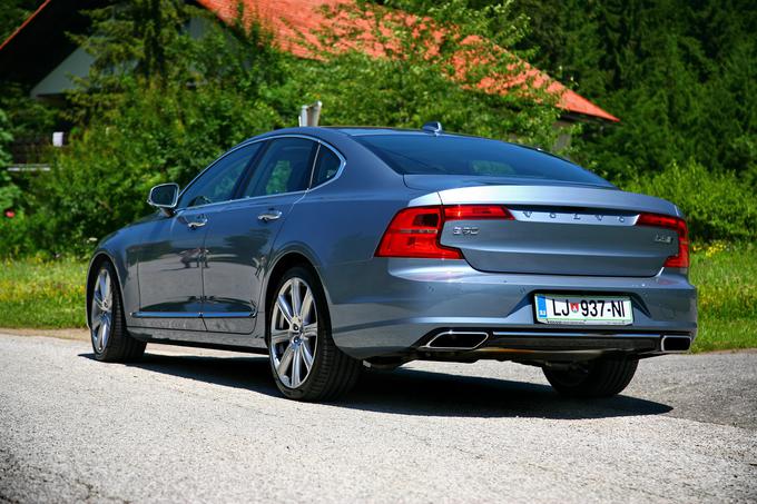 Volvo S90: prestižna, elegantna in od daleč prepoznavna limuzina, ki želi mešati štrene velikim audijem, beemvejem in benzom. | Foto: Vinko Kernc