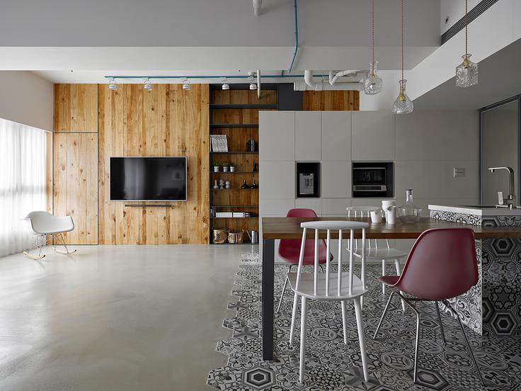Živahnost vnašajo ploščice, ki se iz kuhinjskega otoka na tleh nadaljujejo kot preproga pod jedilno mizo (foto: www.kcstudio.com). | Foto: 