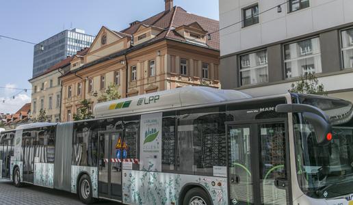 Incident na avtobusu: bilo je tako vroče, da je voznik bruhal skozi okno
