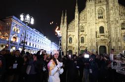 Olimpijska bakla prispela pred milansko katedralo