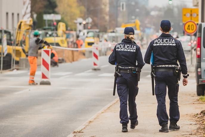 Policista | Moškega je zasulo in prva sta ukrepala mlada policista.  | Foto Shutterstock