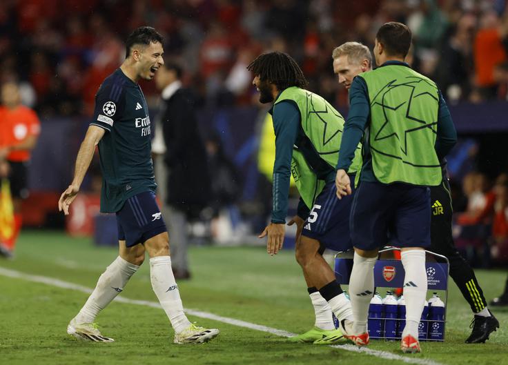 V sodnikovem dodatku prvega polčasa je za vodstvo Arsenala zabil Gabriel Martinelli. | Foto: Reuters
