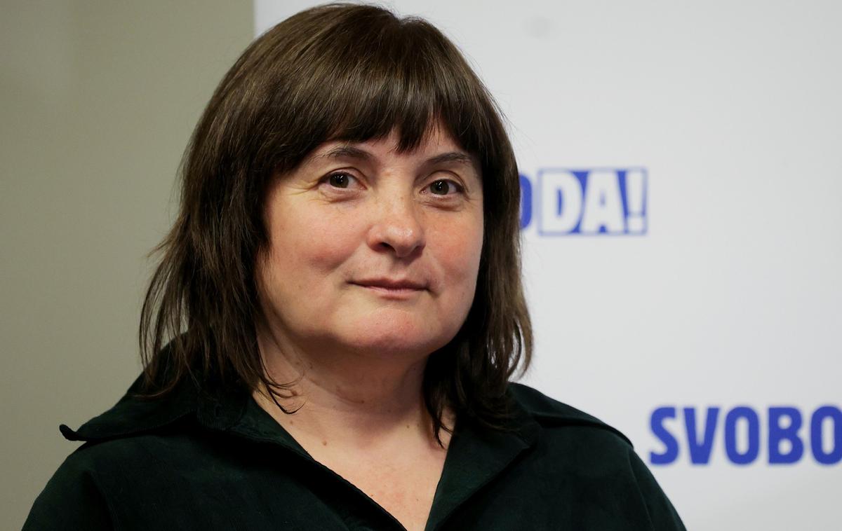 Gibanje Svoboda. Tamara Vonta | Komisija je pri svojem delu zaznala tudi nenavadna nakazila na bančne račune v tujino. Kot je dejala poslanka GS Tamara Vonta, so se med podjetji, ki uradno niso povezana, pretakala milijonska sredstva. Večina denarja je prišla od države, ki je plačevala za urejanje vodotokov, in ta sredstva so se v letih 2021 in 2022 dramatično zvišala. | Foto STA