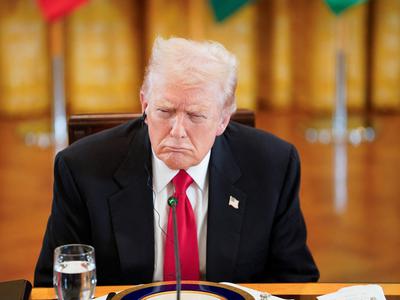 Trump podpisal ukaz za ukinitev carin na uvoz določene hrane