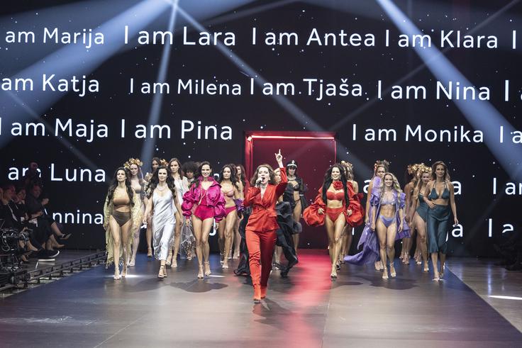 Maja Keuc je poskrbela za glasbeno spremljavo revije. | Foto: Ana Kovač