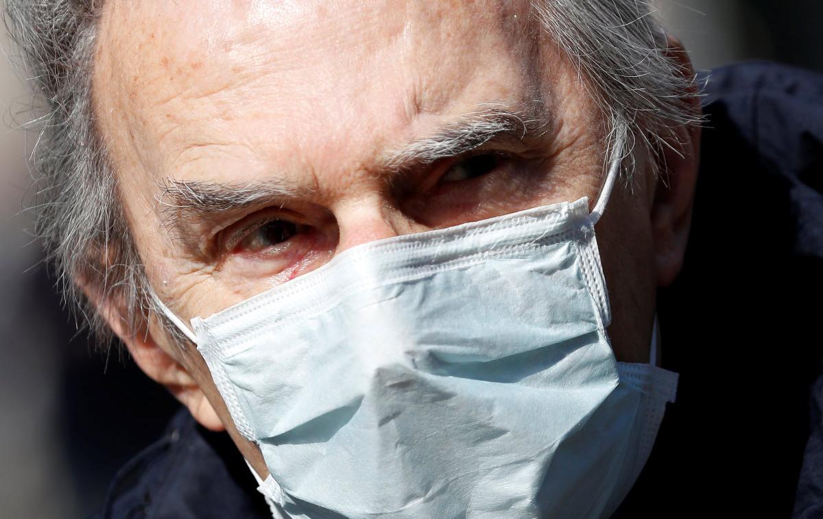 Koronavirus, Italija, Maska | V Sloveniji splošna uporaba zaščitne maske ni potrebna, svetuje NIJZ. Maske so smiselne znotraj zdravstvenih ustanov, kjer so zaposleni poučeni, kdaj je uporaba maske potrebna. | Foto Reuters