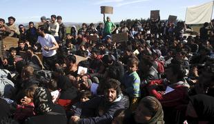 Makedonci znova odprli mejo, Grki odvažajo migrante z meje