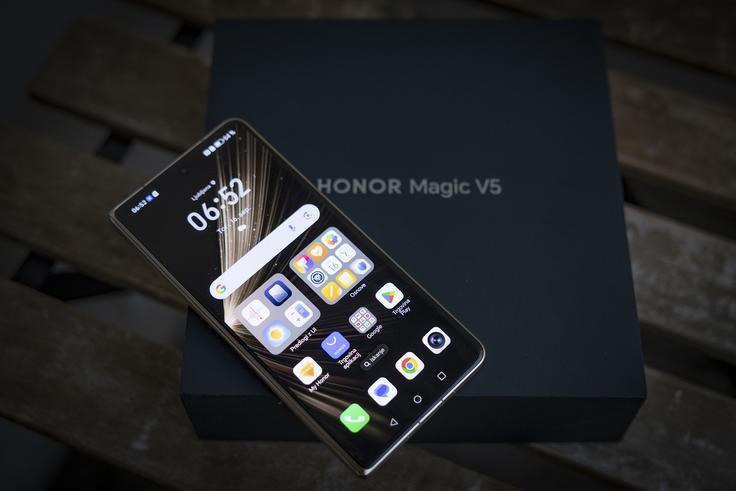 Zunanji zaslon in škatlica prodajnega kompleta pregibnega pametnega telefona Honor Magic V5 | Foto: Ana Kovač
