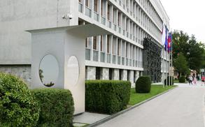 Stražarji hrama demokracije mokri: kaj je šlo narobe?