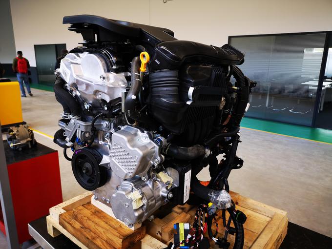 Renaultov hibridni pogonski sklop, ki na primer nima sklopke, sestavljajo pa ga pri priključno hibridni različici trije motorji. | Foto: Gregor Pavšič