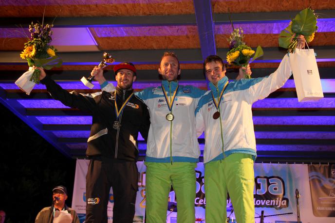 Ob progi so bili celo navijači z baklami