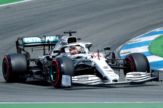 Lewis Hamilton | Lewis Hamilton je po težavah Ferrarijev brez težav osvojil prvo mesto. | Foto Reuters