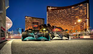 Formula 1 med igralnicami, po Stripu, pod lučmi Vegasa #video
