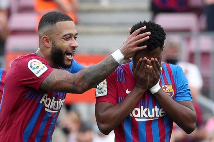 Ansu Fati | Ansu Fati prejema čestitke Nizozemca Memphisa Depayja, še enega od strelcev Barcelone na dvoboju proti Levanteju (3:0). | Foto Reuters