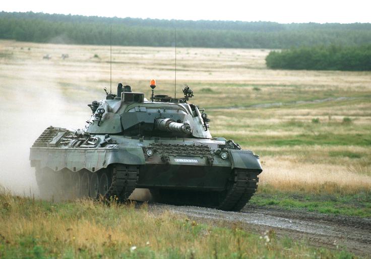 Top L7, ki ga imajo tanki M-55S, lahko prebije oklep sovjetskih T-72, ki jih Rusija tudi uporablja v vojni v Ukrajini. Podoben top kot M-55S imajo tudi nemški tanki leopard 1A5 (na fotografiji). | Foto: Guliverimage