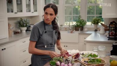 Kritiki nad Meghan Markle za štedilnikom: "Nesmiselno, samovšečno in naporno"